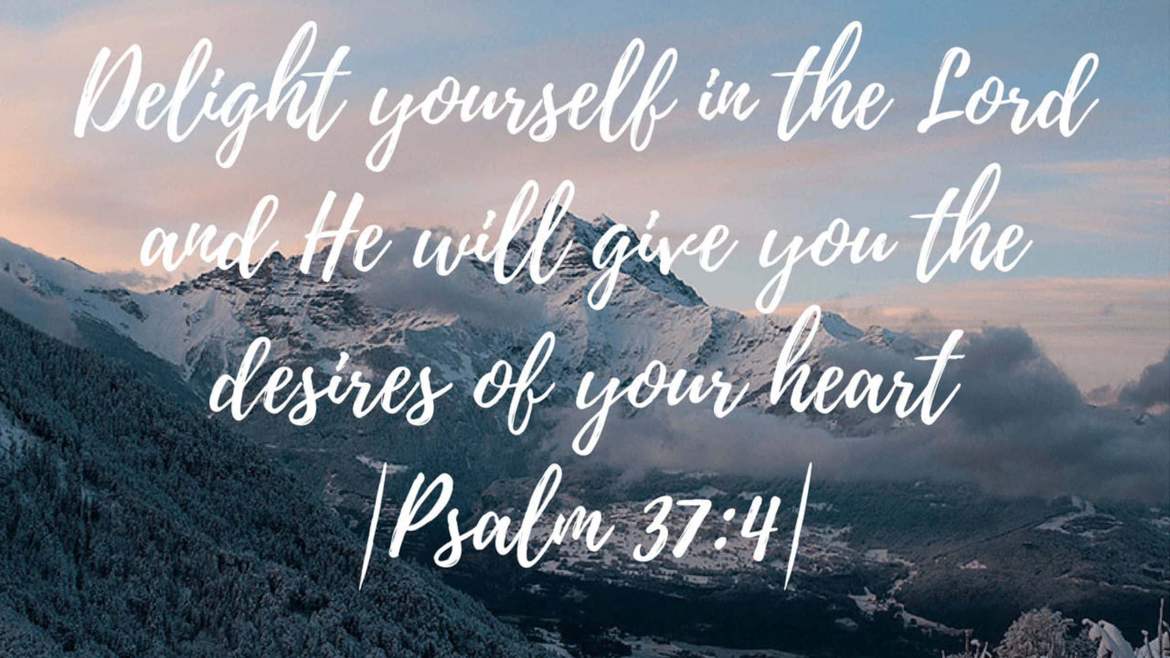 Bible Verse Desktop 桌布 壁紙 — 積雪的山峰在柔和的日出天空下閃耀，並以優雅的白色草書疊加鼓舞人心的經文。