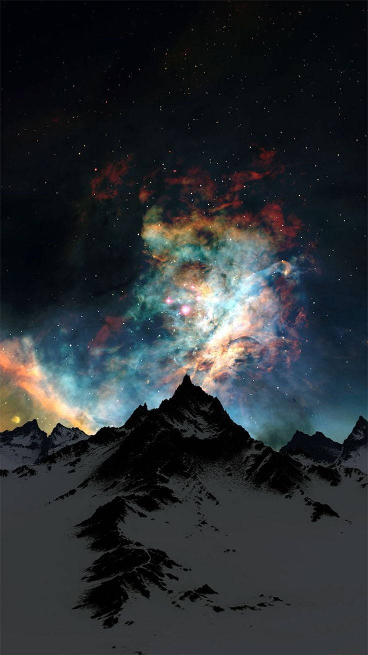 雪 桌布 壁紙 — 積雪的山峰在繁星點點的夜空下，聳立在散發紅、藍、橙色光芒的鮮豔宇宙星雲前。
