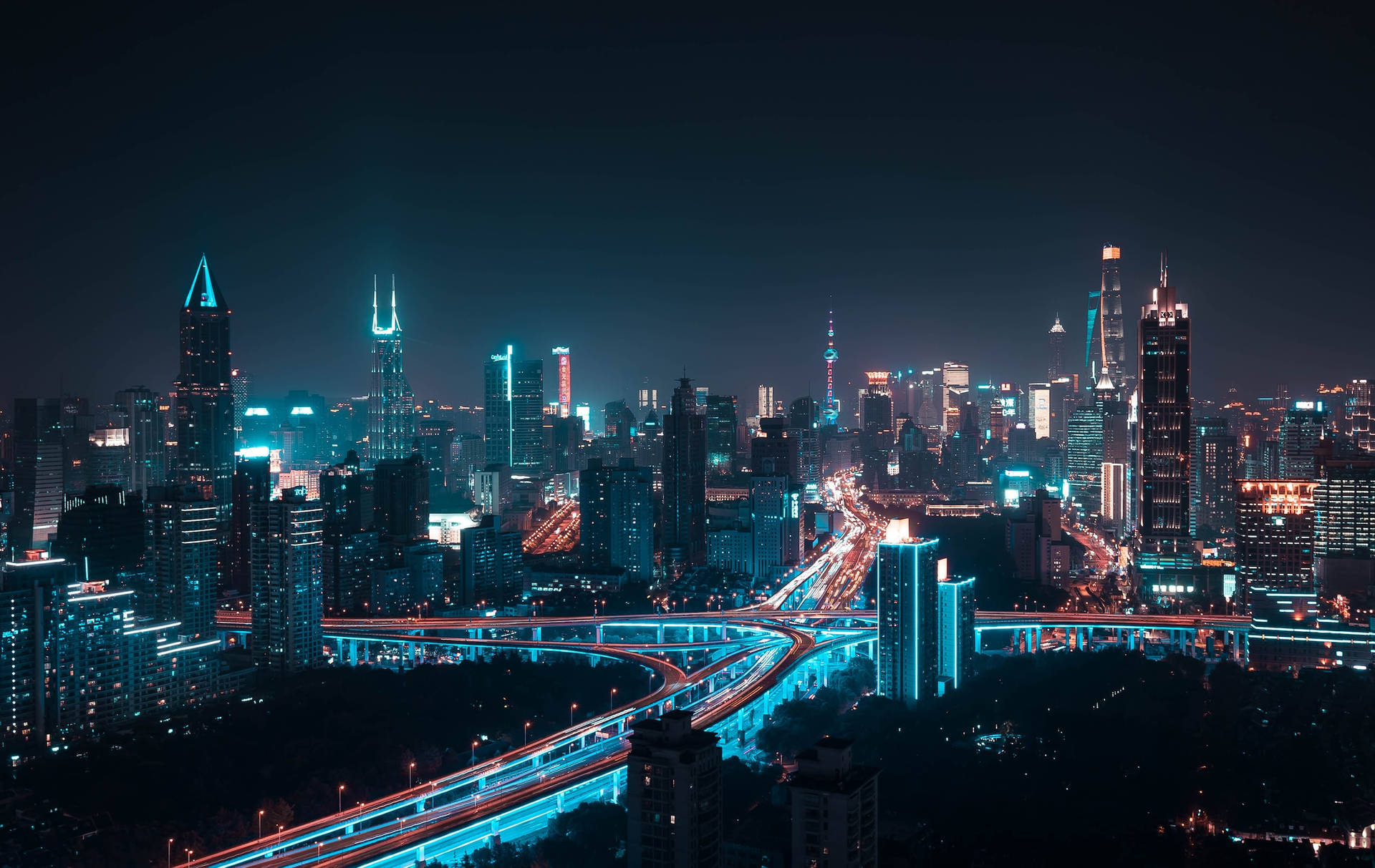 充滿活力的城市夜景，建築物閃閃發光，車輛行駛留下光軌。