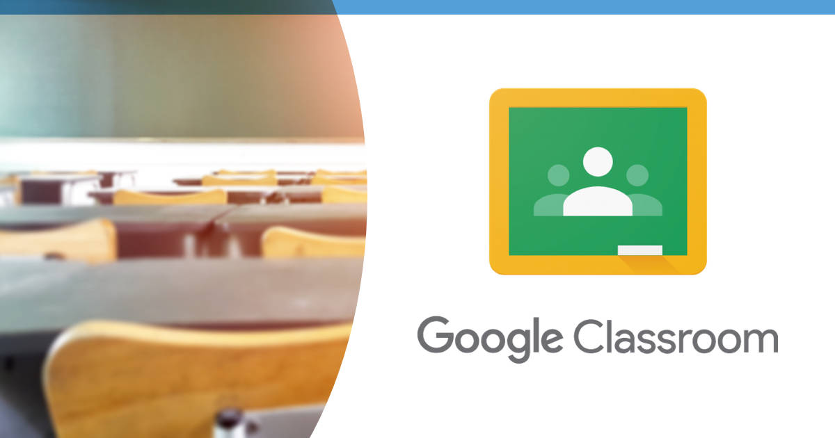 空教室搭配 Google Classroom 標誌 壁紙 — Google Classroom 標誌顯示在模糊的教室背景上，配有木製桌椅。