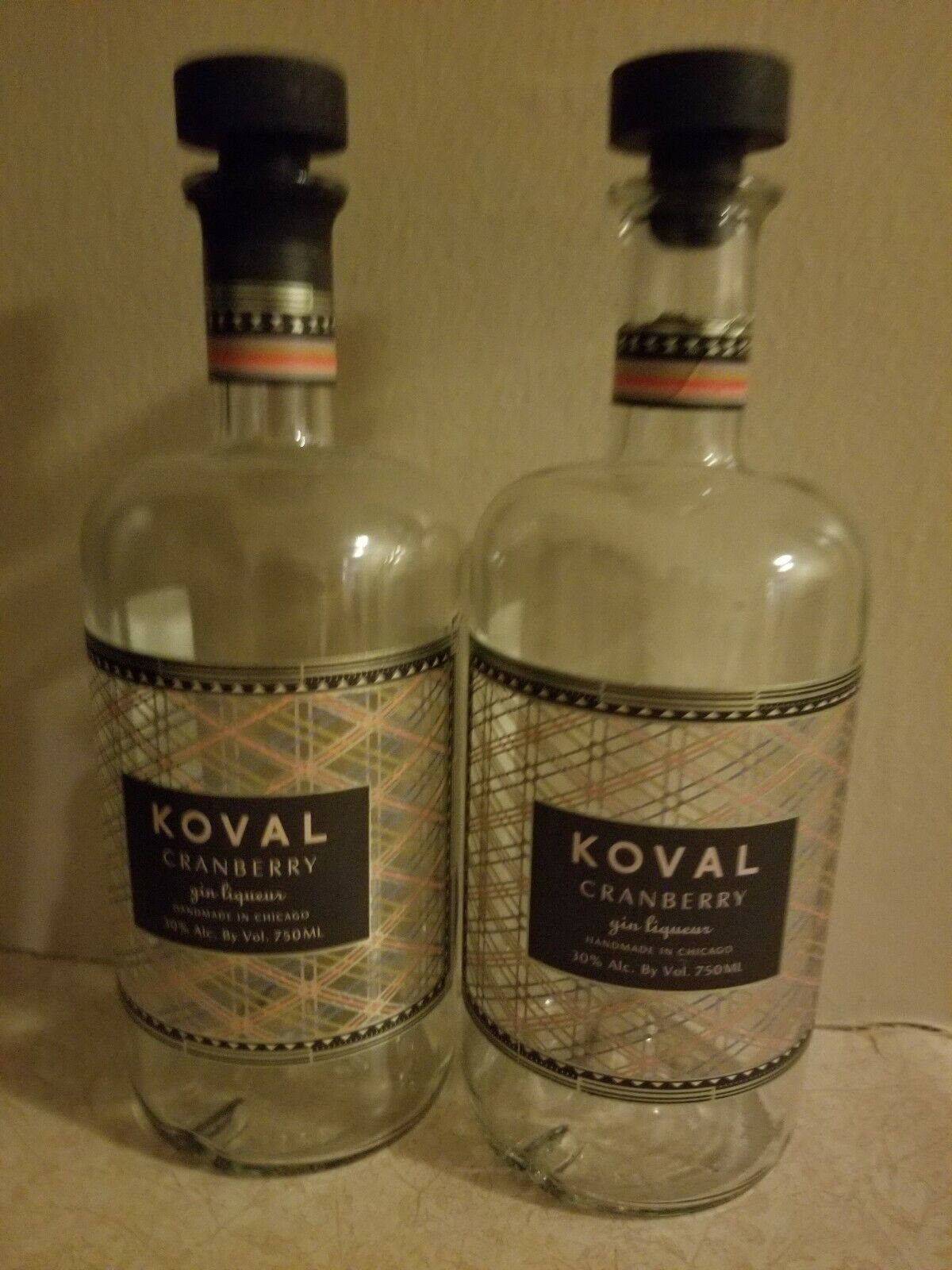 櫃檯上的兩瓶Koval蔓越莓氈酒利口酒。