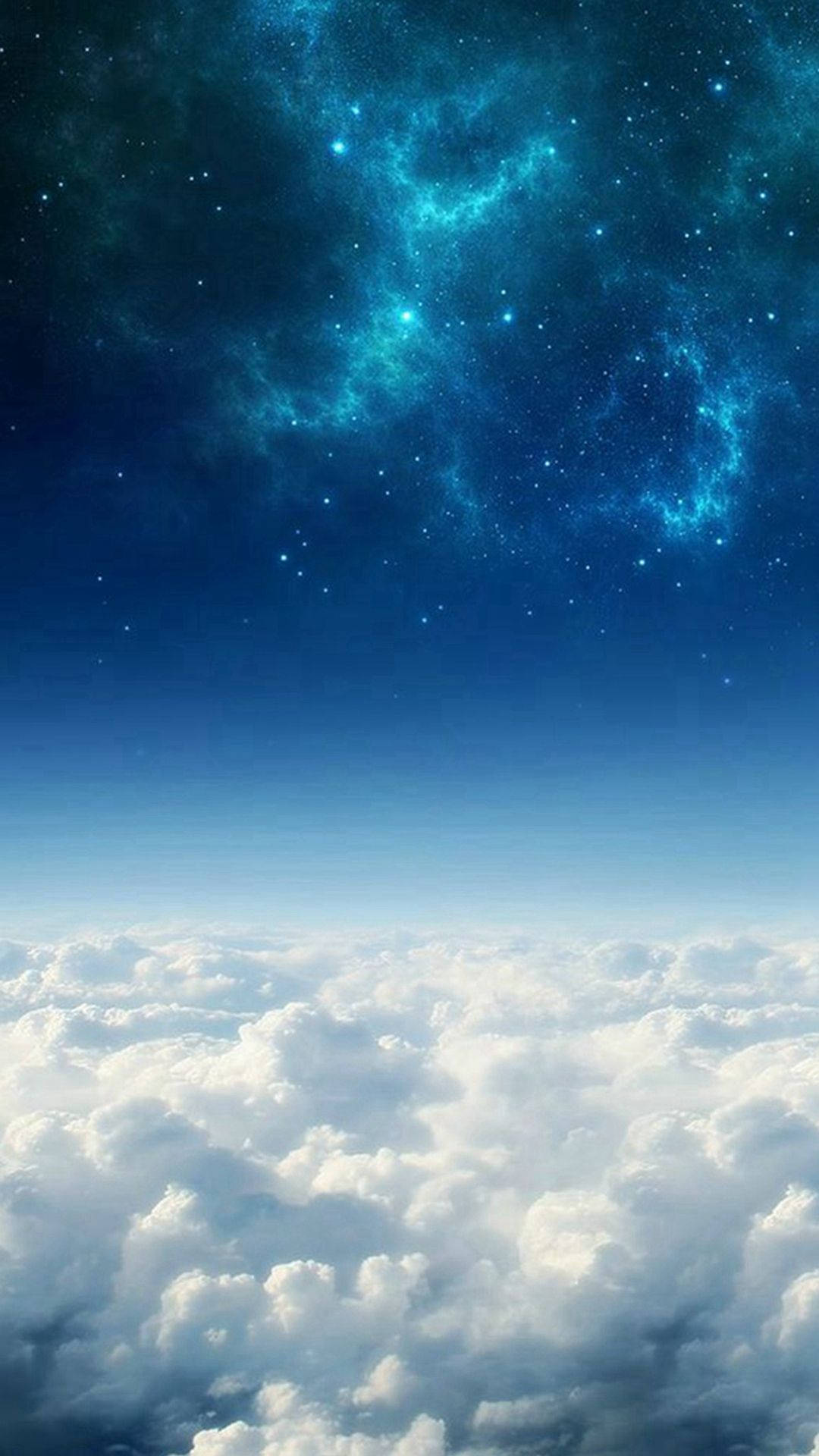 空間與天空之間的媒介 壁紙 — 喺 fluffy 白色雲層之上，延伸住一片廣闊嘅宇宙天空，散發住充滿活力嘅藍色星雲同閃爍嘅星星。