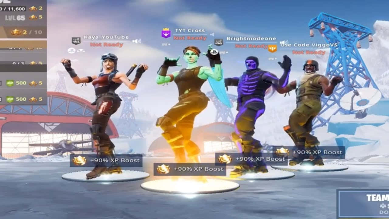 「空降突擊兵——天空的勇敢守護者」 壁紙 — 四個穿著鮮豔造型的Fortnite角色在雪地遊戲大廳中發光的平台上跳舞，並帶有UI元素。