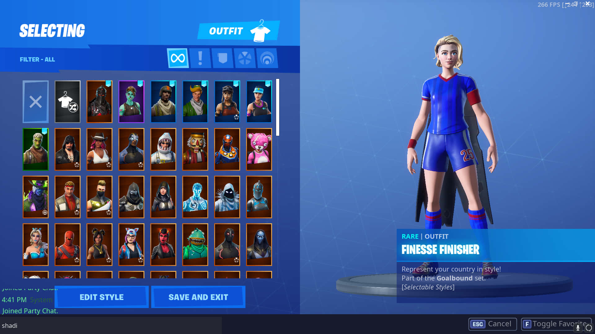空降突擊兵準備迎戰敵人 壁紙 — 一個穿著藍色足球制服的女Fortnite角色站在基座上，左側顯示稀有服裝網格。