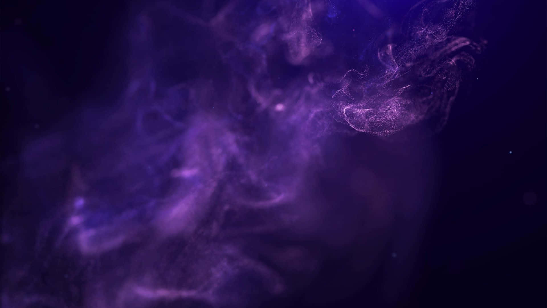Pretty Purple 桌布 壁紙 — 空靈的紫色煙霧在黑暗中旋轉，發光的粒子在虛空中飄蕩。
