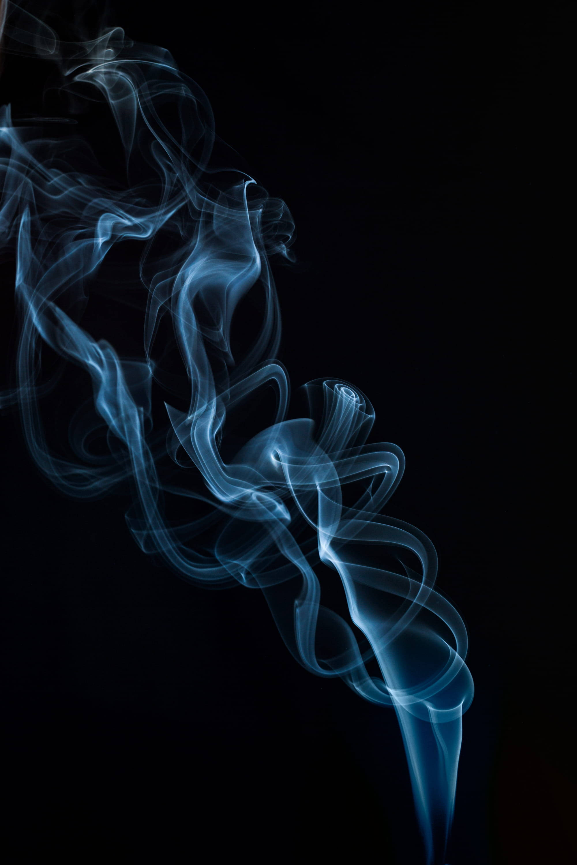 X 桌布 壁紙 — 空靈的藍色煙霧在深邃的黑色虛空中優雅地盤旋，形成迷人的抽象形態。