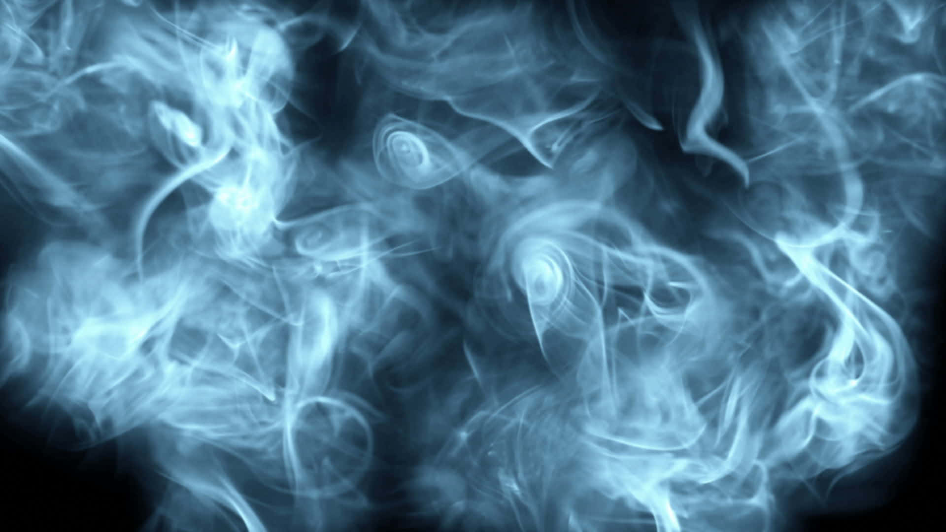 Smoke Blue 桌布 壁紙 — 空靈的藍色煙霧在黑暗背景上旋轉和捲曲，營造出神秘而流暢的抽象圖案。