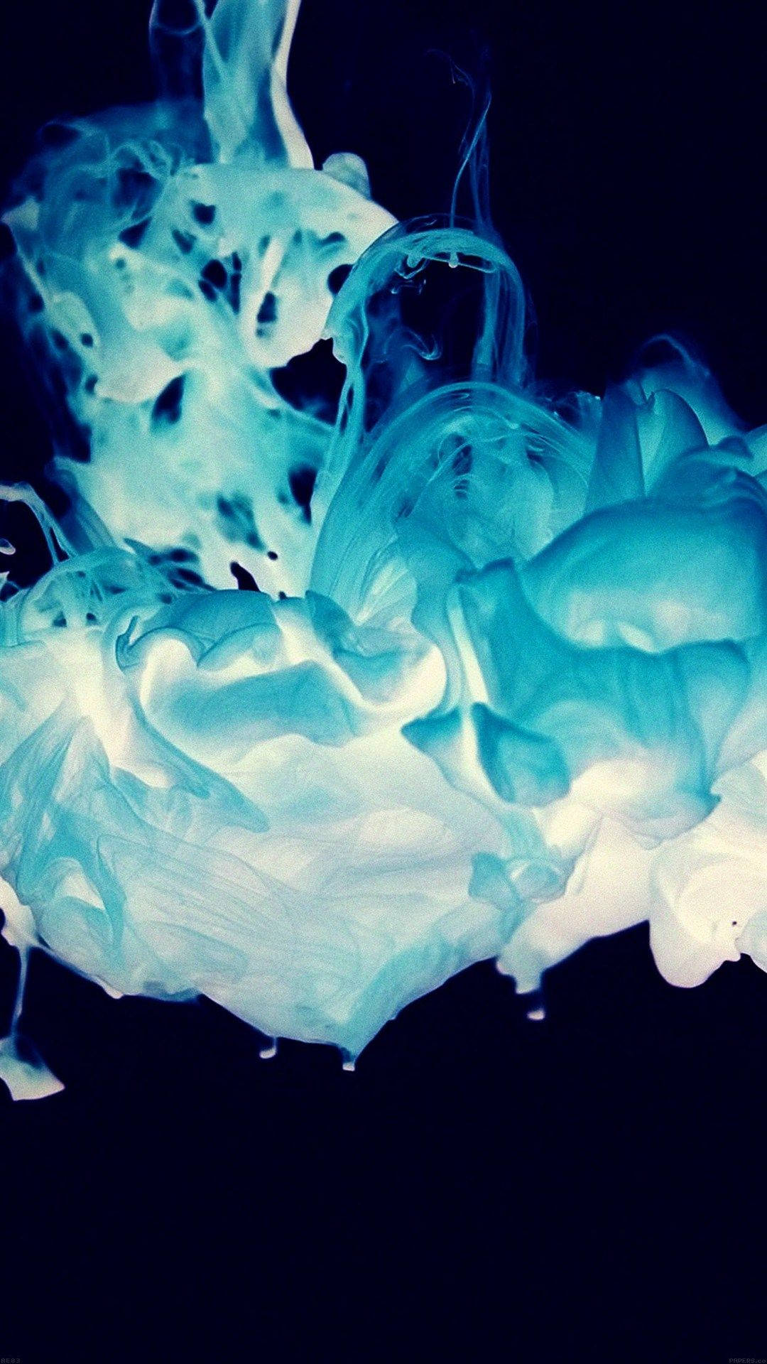 青色墨水在水中旋轉，背景為黑色。