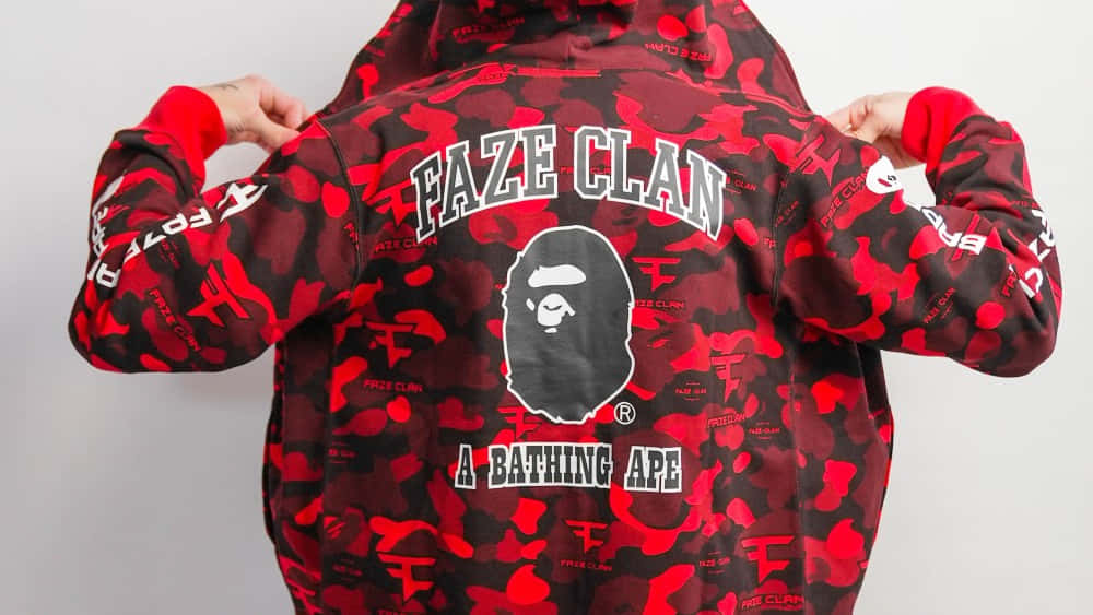人物穿著紅黑迷彩連帽衛衣，帶有 FAZE CLAN 和 A BATHING APE 標誌。