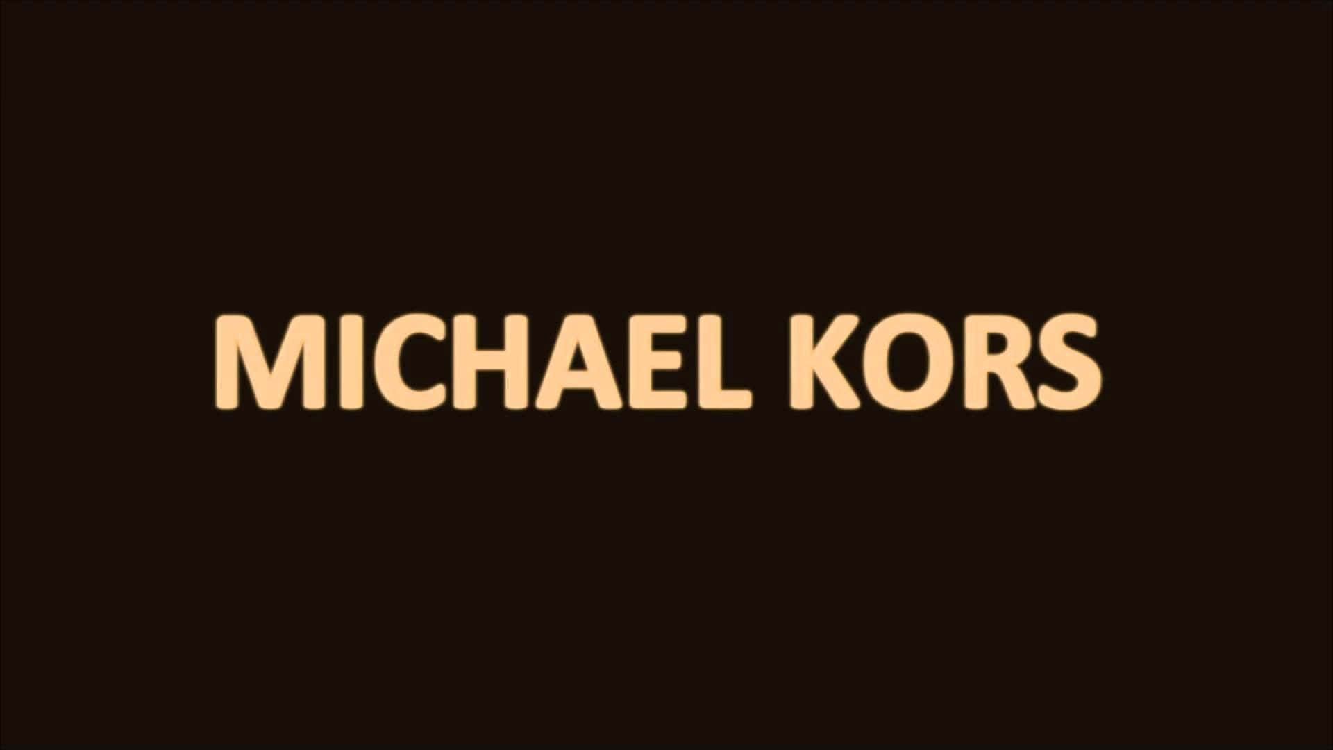 Michael Kors 品牌標誌以米色文字顯示在深棕色背景上。