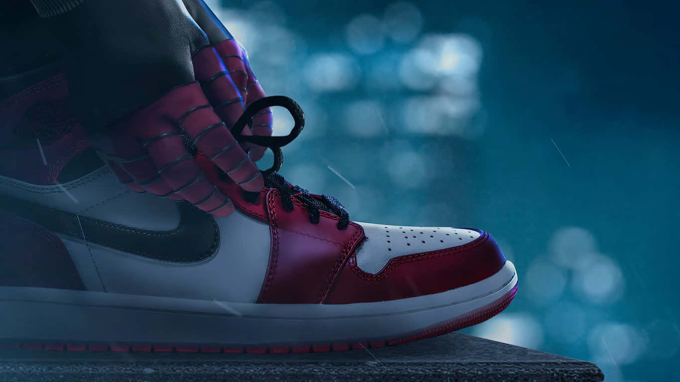 穿上 Nike Air Jordan，展翅高飛 壁紙 — 蜘蛛俠戴著手套的手在雨中藍光下綁著紅白黑色運動鞋的鞋帶。