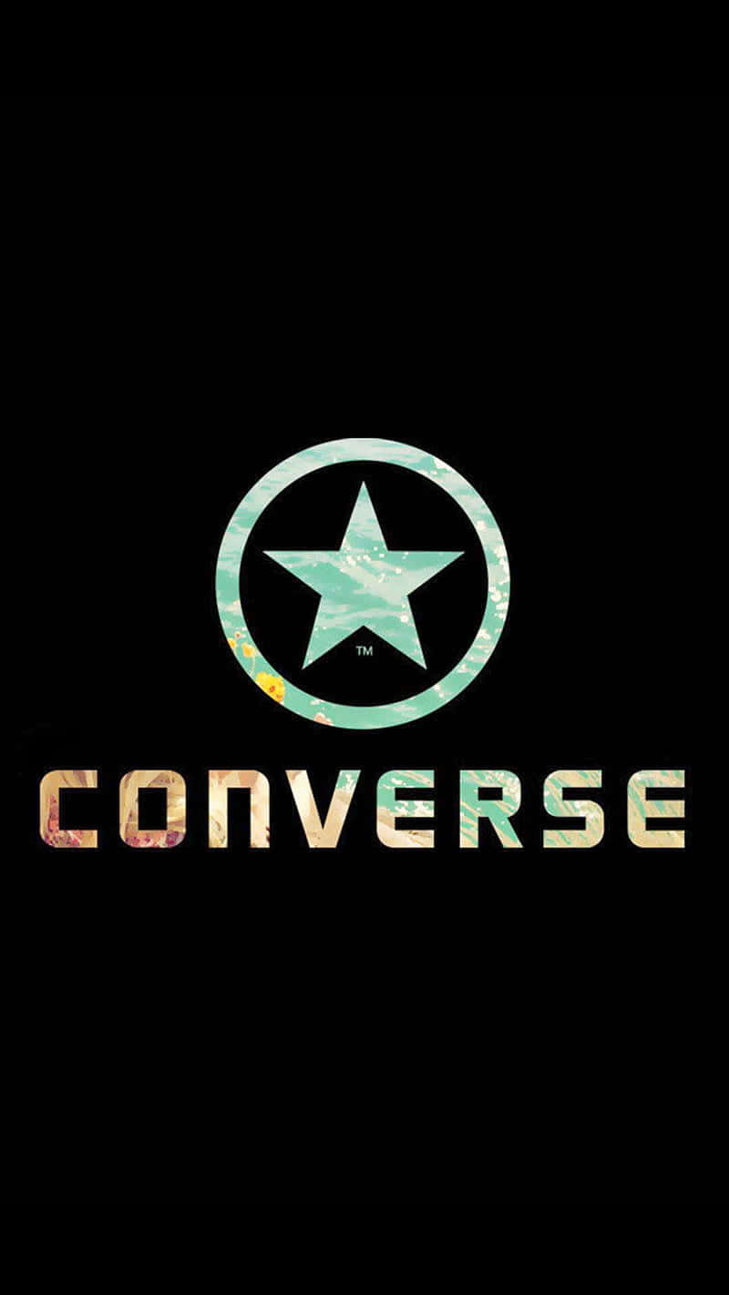 穿上Converse鞋，展現你的風格 壁紙 — Converse 標誌，帶有星星和文字，以花卉圖案填充，黑色背景。