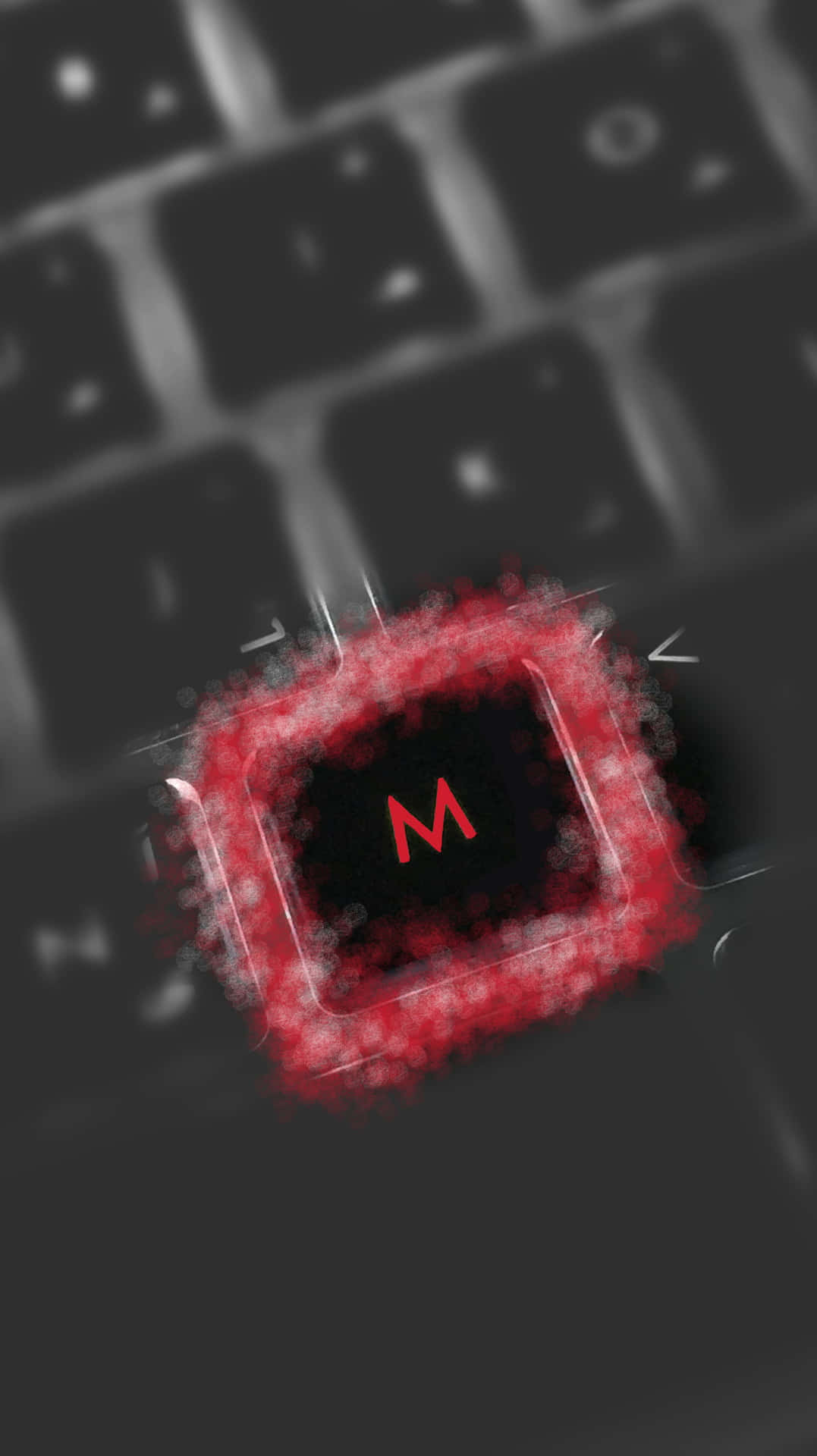 鍵盤上一個發光的紅色「M」鍵，被火焰粒子包圍。