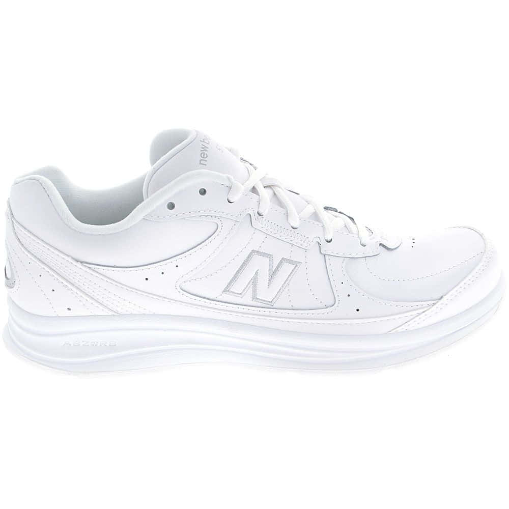 一雙白色 New Balance 運動鞋，設計簡潔並帶有標誌。