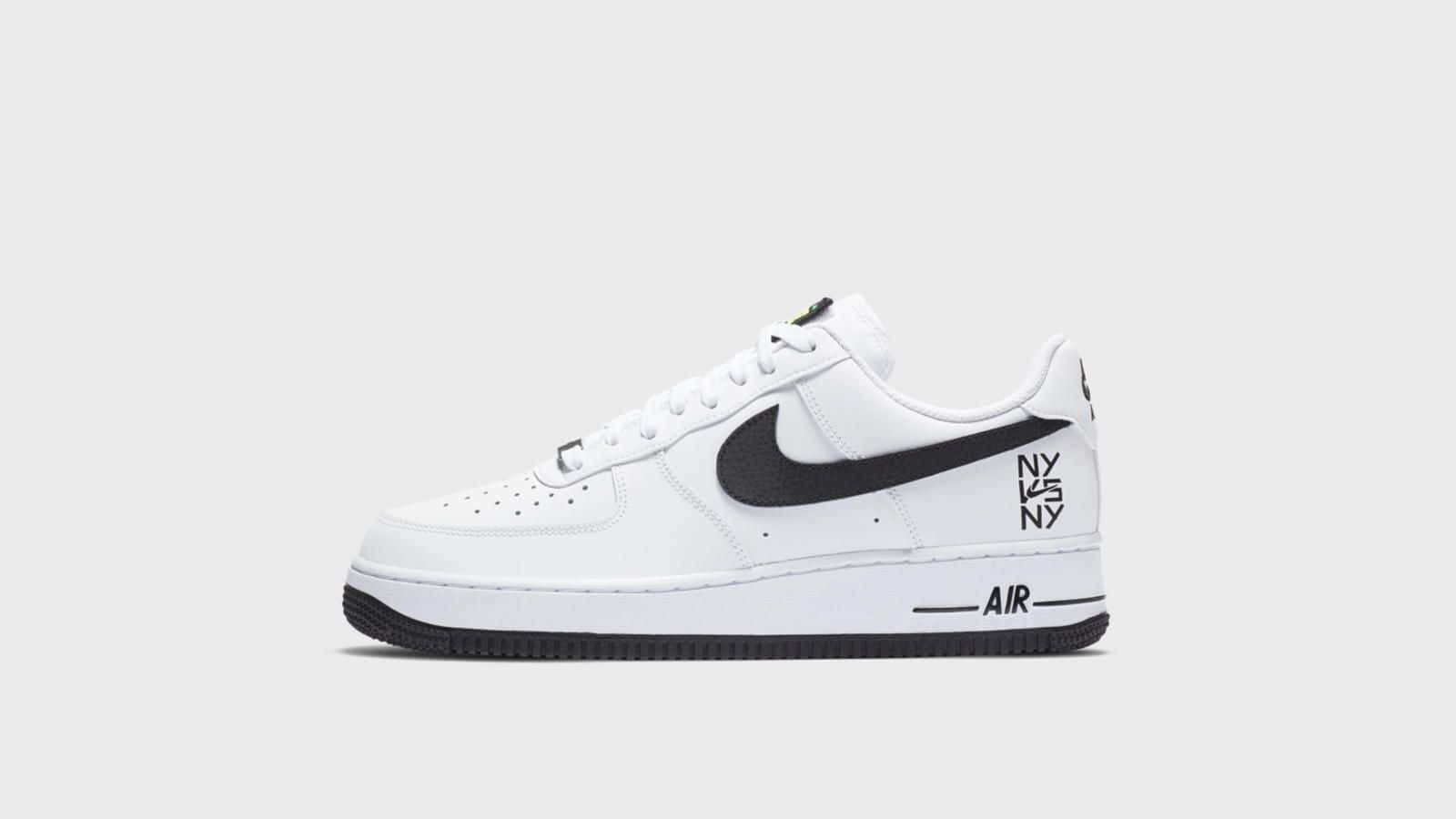 白色Nike Air Force 1運動鞋，帶有黑色點綴和文字細節。