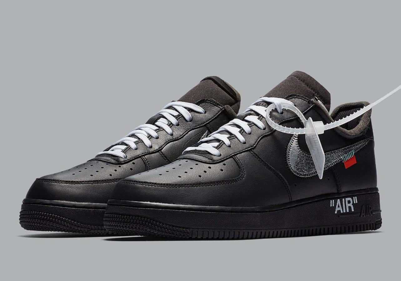 黑色Nike Air Force 1運動鞋，配有白色鞋帶和標籤。