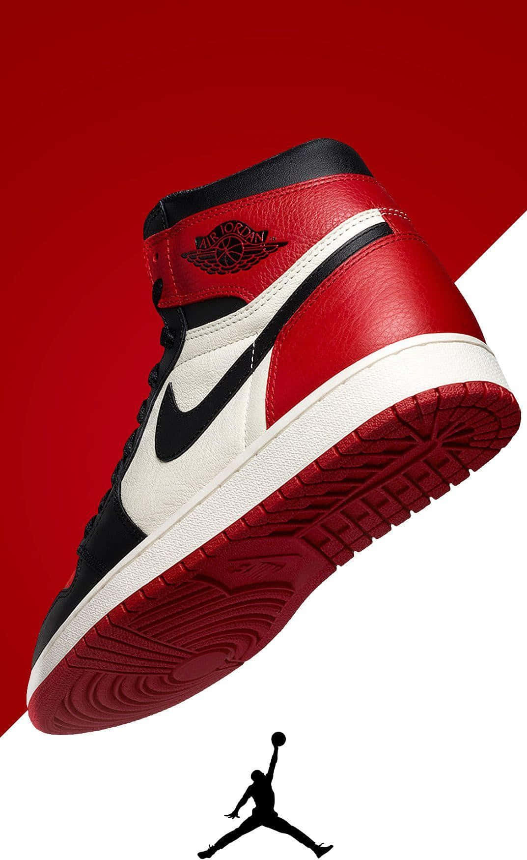 穿上Nike Air Jordans，準備展翅飛躍 壁紙 — 一對紅、黑、白色的Jordan 1波鞋以對角線漂浮在搶眼的紅白背景上，下方有Jumpman標誌。