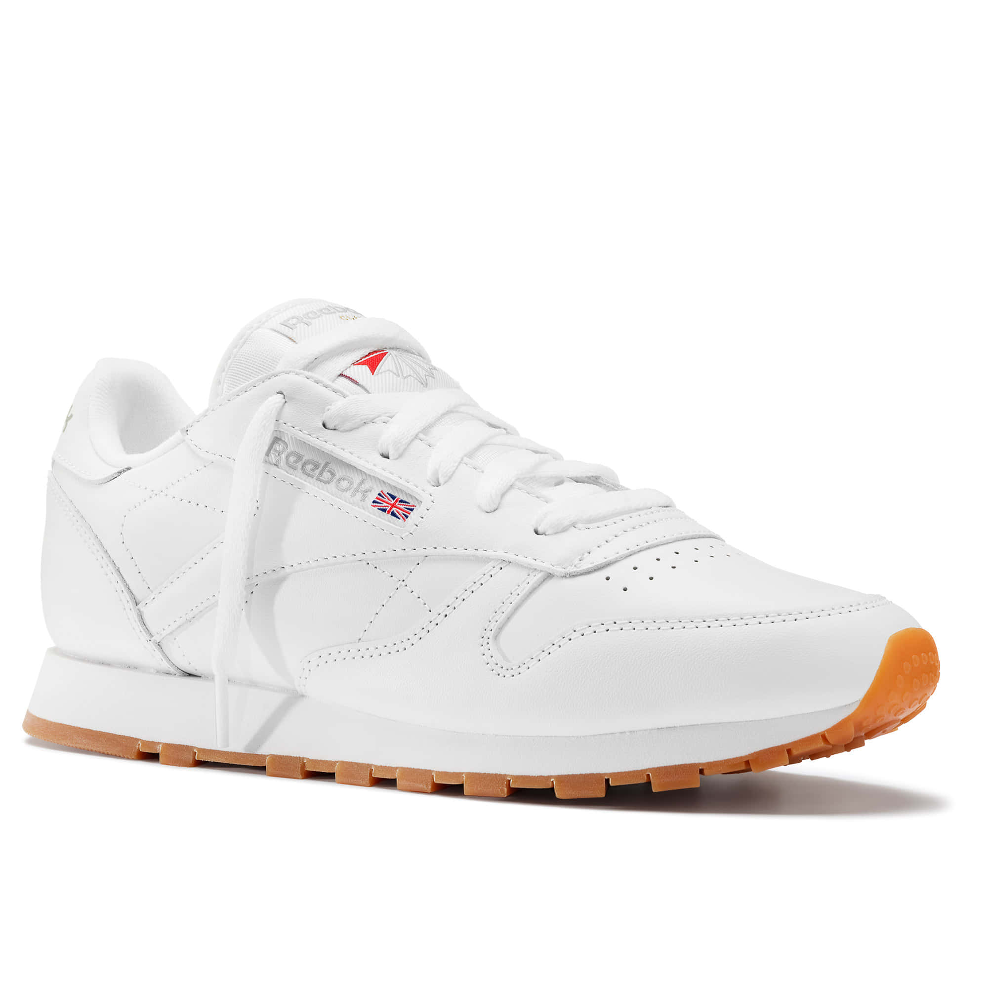 穿上Reebok舒適鞋履，走出門享受活力運動！ 壁紙 — 在工作室燈光下展示的純白色 Reebok Classic 運動鞋，配有橡膠鞋底和英國國旗細節。