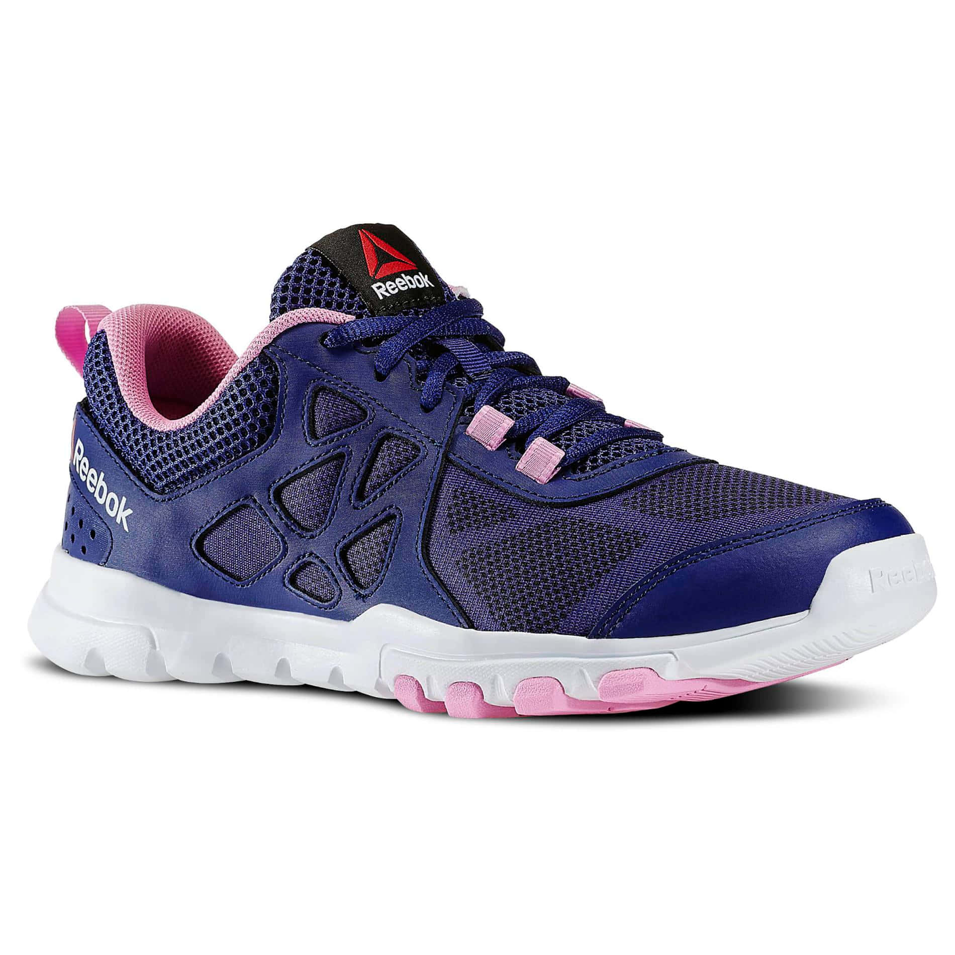 穿上Reebok鞋款，隨時隨地動起來！ 壁紙 — 充滿活力的藍色和粉紅色Reebok運動鞋，網眼質感和白色鞋底，在工作室燈光下展示。