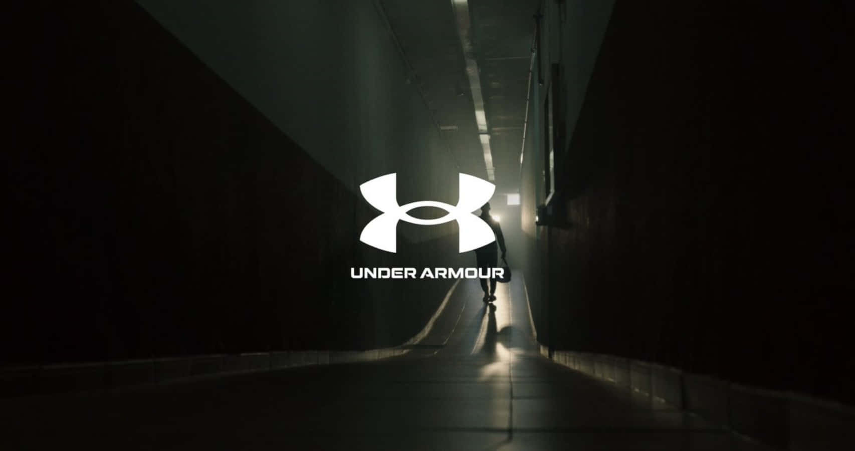 跑者在黑暗隧道中，前方有發光的Under Armour標誌。