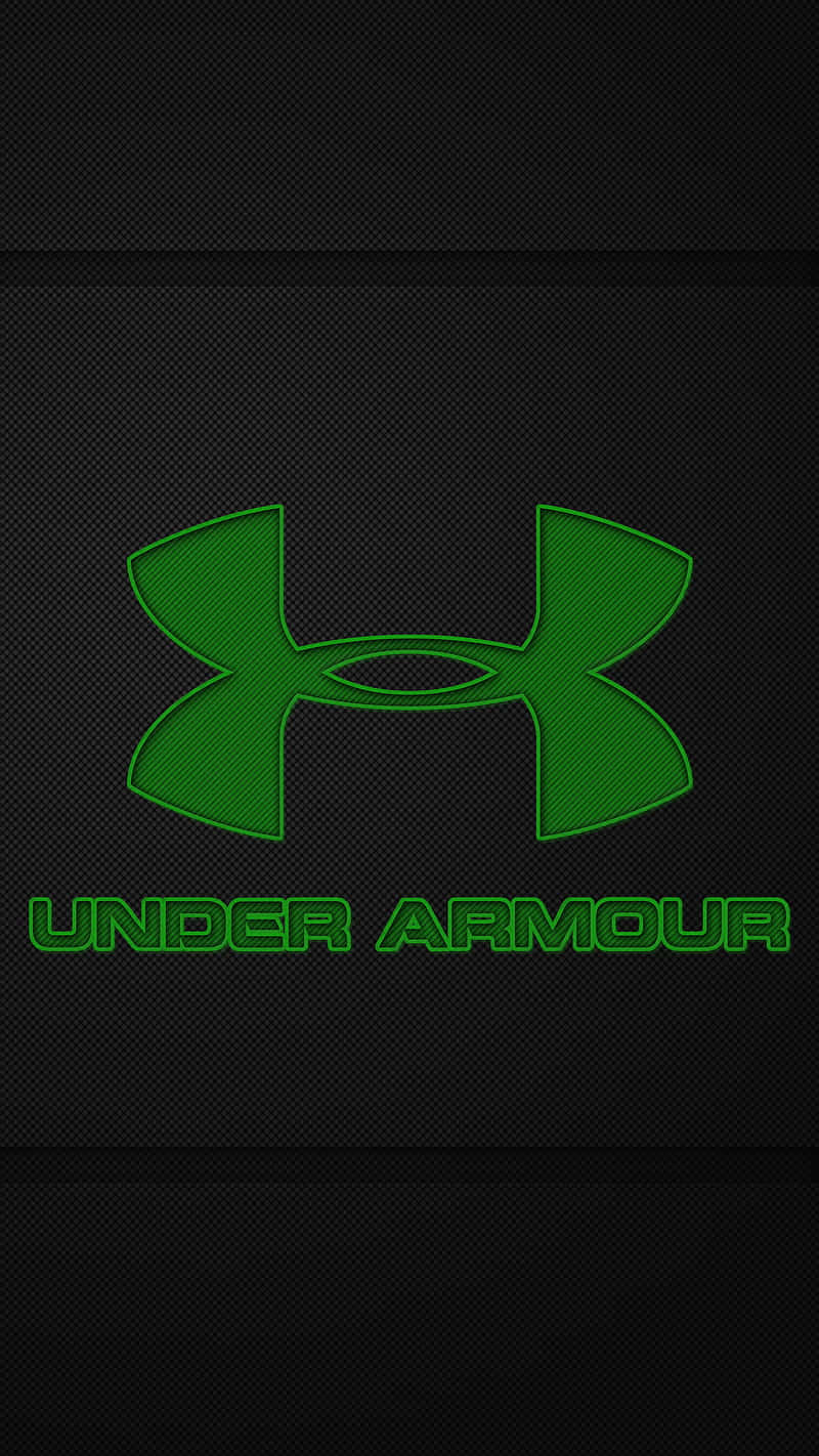 穿上Under Armour服裝，享受運動中的舒適與時尚 壁紙 — 一個大膽的綠色Under Armour標誌在紋理黑色布料背景上發光。