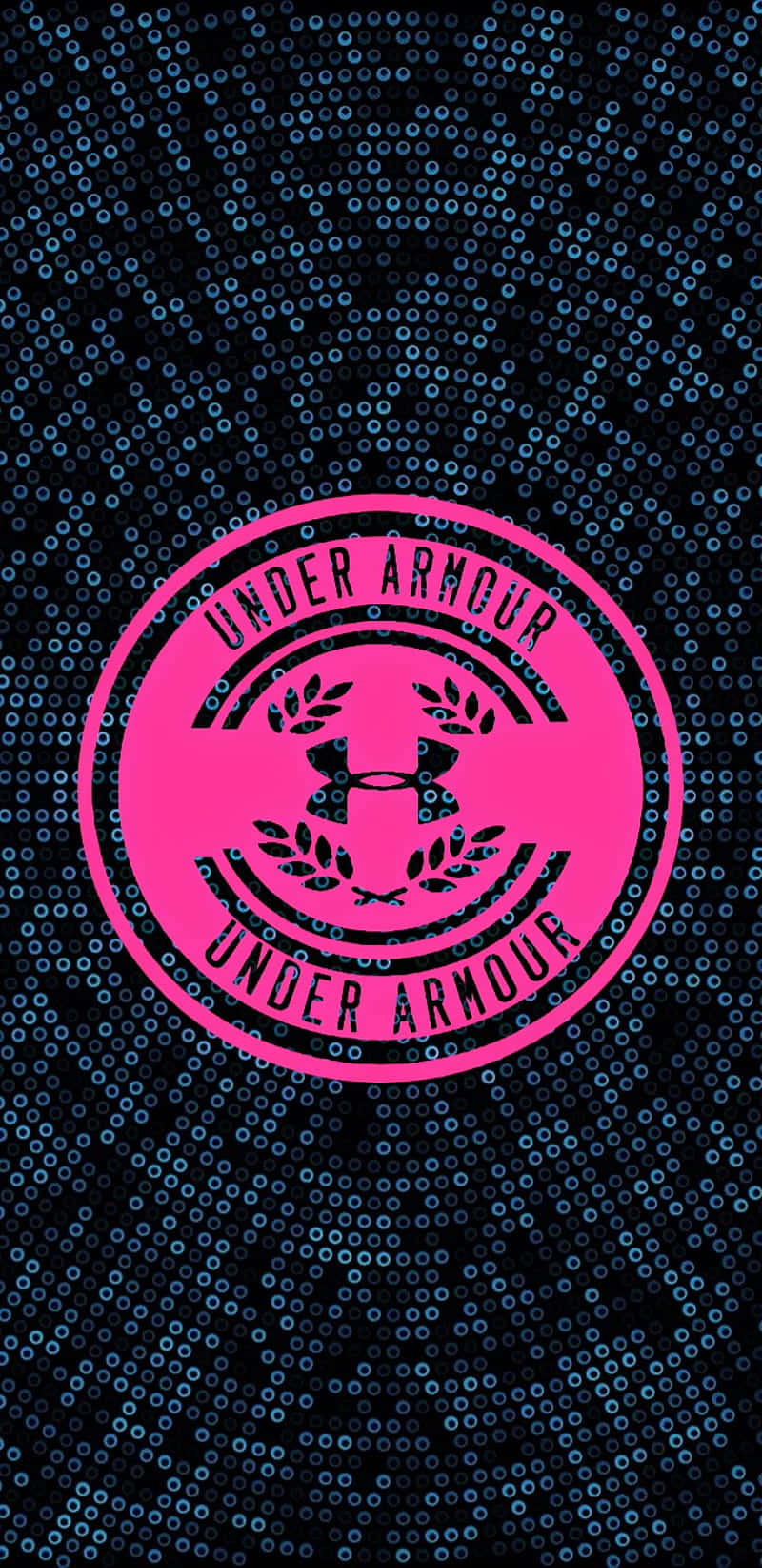 穿上Under Armour服裝，釋放你的潛能 壁紙 — 一個鮮豔的粉紅色Under Armour標誌，置於深藍色背景上，帶有重複的圓形點狀圖案。