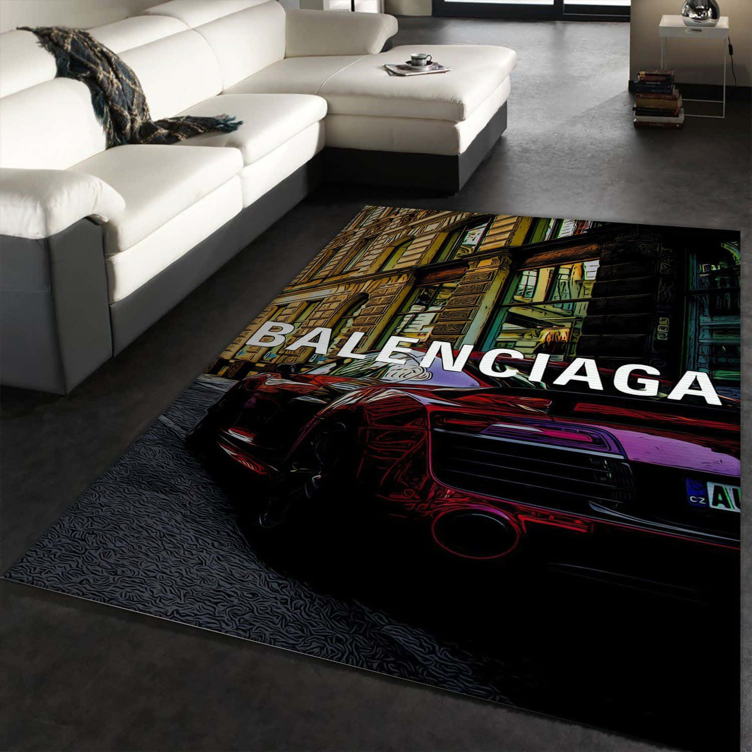 穿上最新Balenciaga系列，展現時尚風采 壁紙 — 現代客廳中有一張大地毯，上面有風格化的紅色跑車和「BALENCIAGA」文字，在溫暖的路燈下。