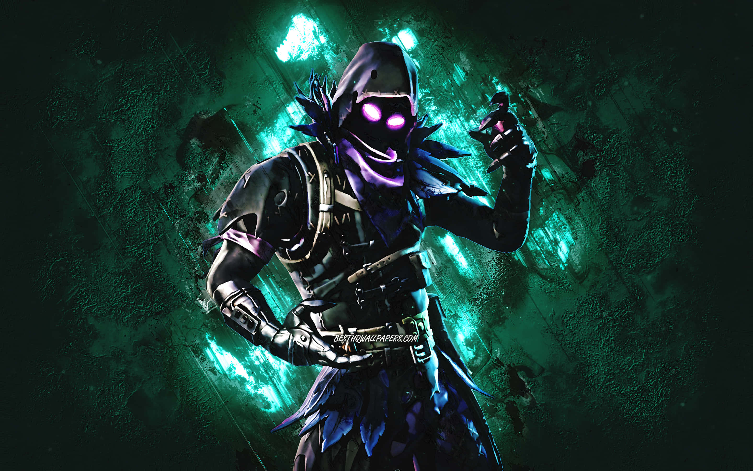 穿上烏鴉裝扮，飛向《Fortnite》的勝利高峰！ 壁紙 — 一名戴著兜帽、擁有紫色發光眼睛和賽博裝甲的戰士，站在深綠色霓虹燈背景前。