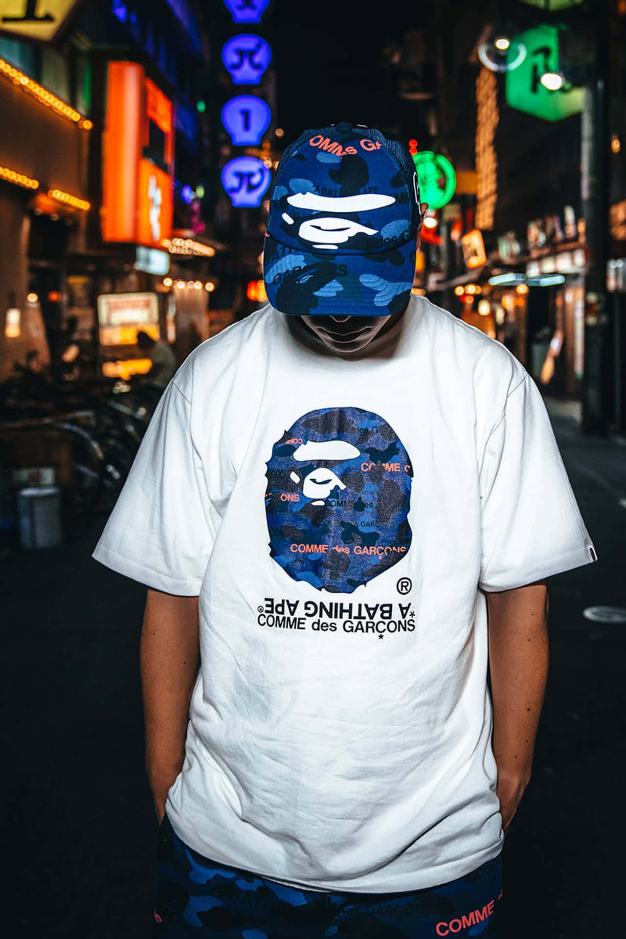 夜晚在霓虹燈閃爍的東京街道上穿著街頭服飾的人。