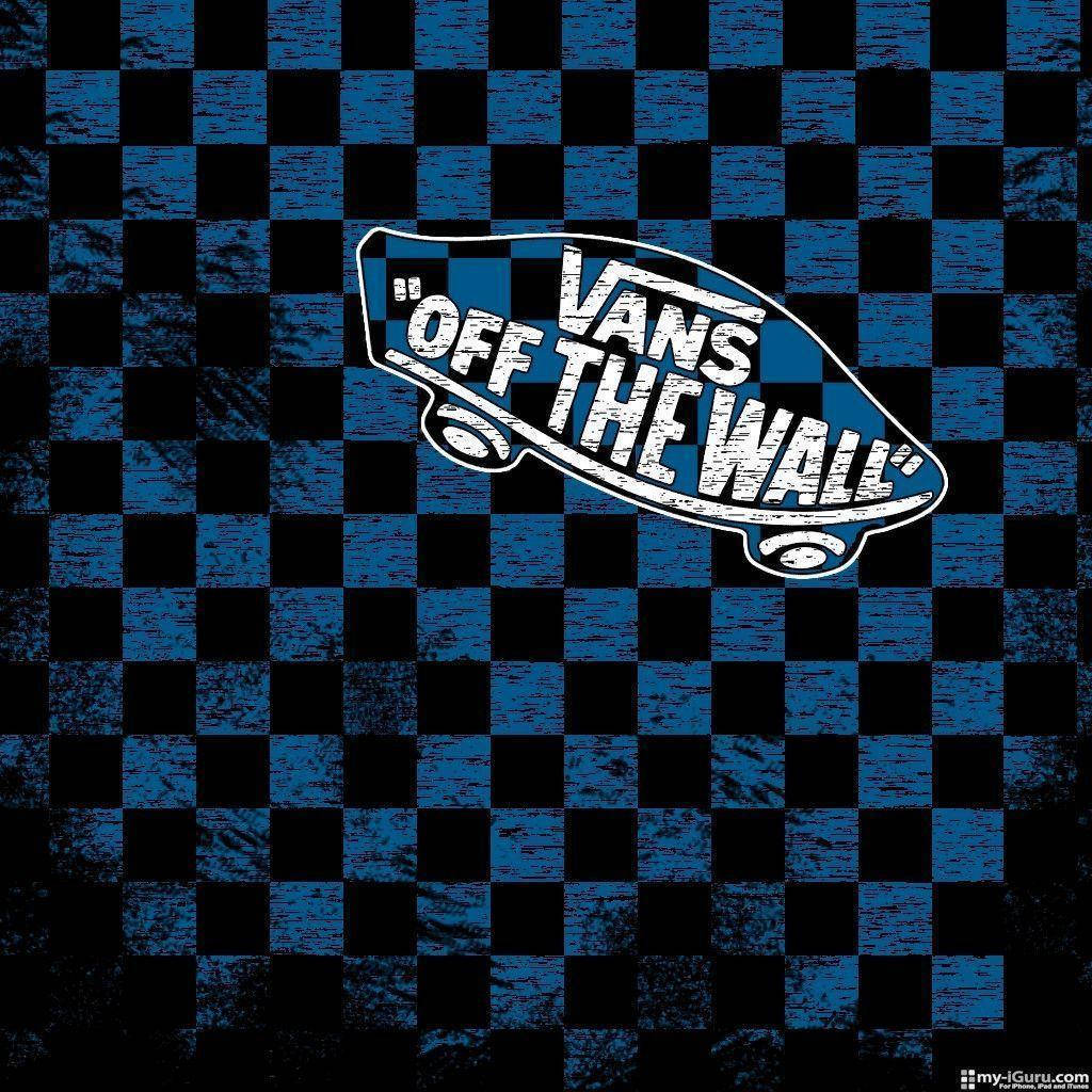 Vans Off The Wall標誌在藍色和黑色棋盤格背景上。