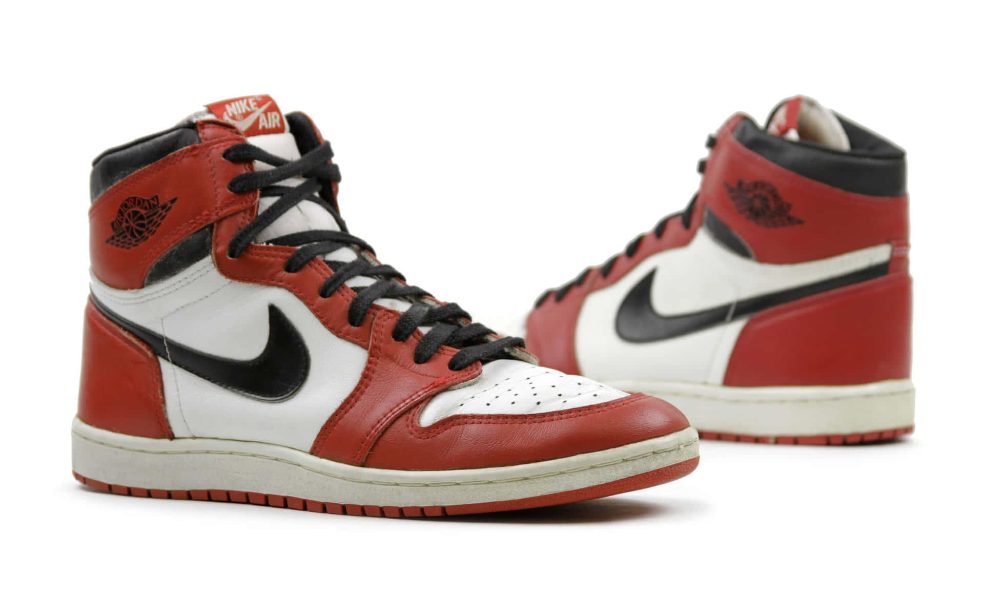 紅、白、黑色高筒運動鞋，帶有 Nike 和 Jordan 品牌標誌。