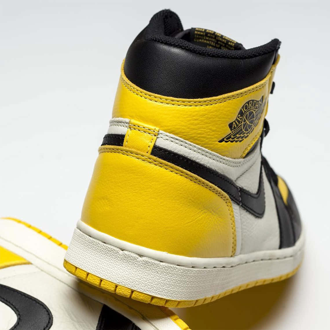 黃、黑、白色Air Jordan高筒運動鞋，附標誌