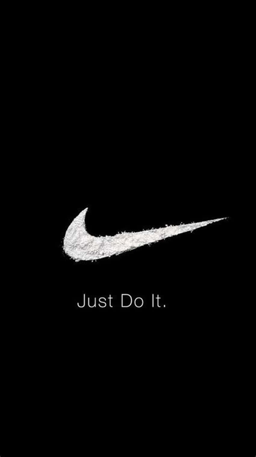 黑色背景上的白色Nike勾號和Just Do It文字。