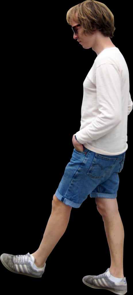 穿休閒服裝的男子行走 壁紙 — 一名身穿白色長袖襯衫和牛仔短褲的年輕男子在黑色背景前側面行走。