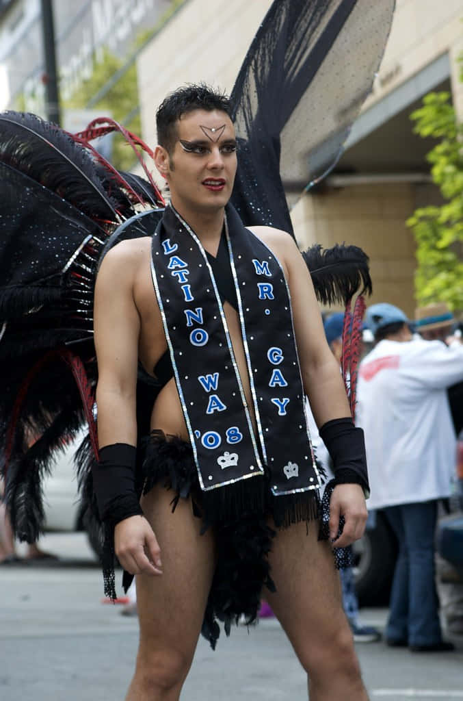 身穿羽毛服裝和綬帶的男子在街頭遊行