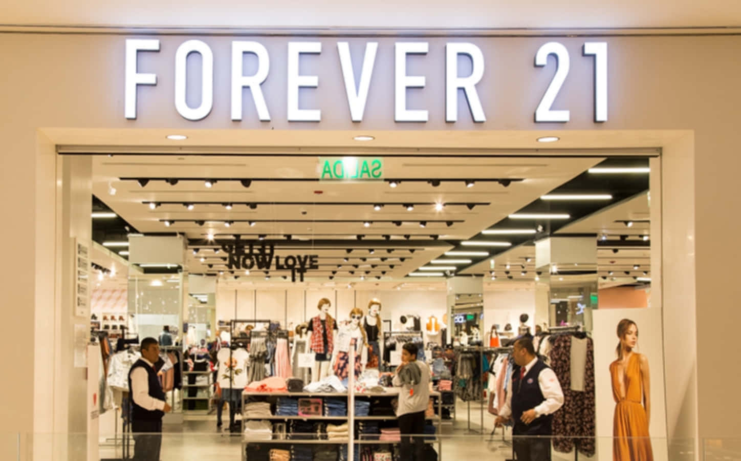 穿出時尚，更穿出自信 —— Forever 21 時尚服飾 壁紙 — 光猛嘅Forever 21舖頭入口，顯示顧客喺發光招牌下瀏覽衫架同人體模型。