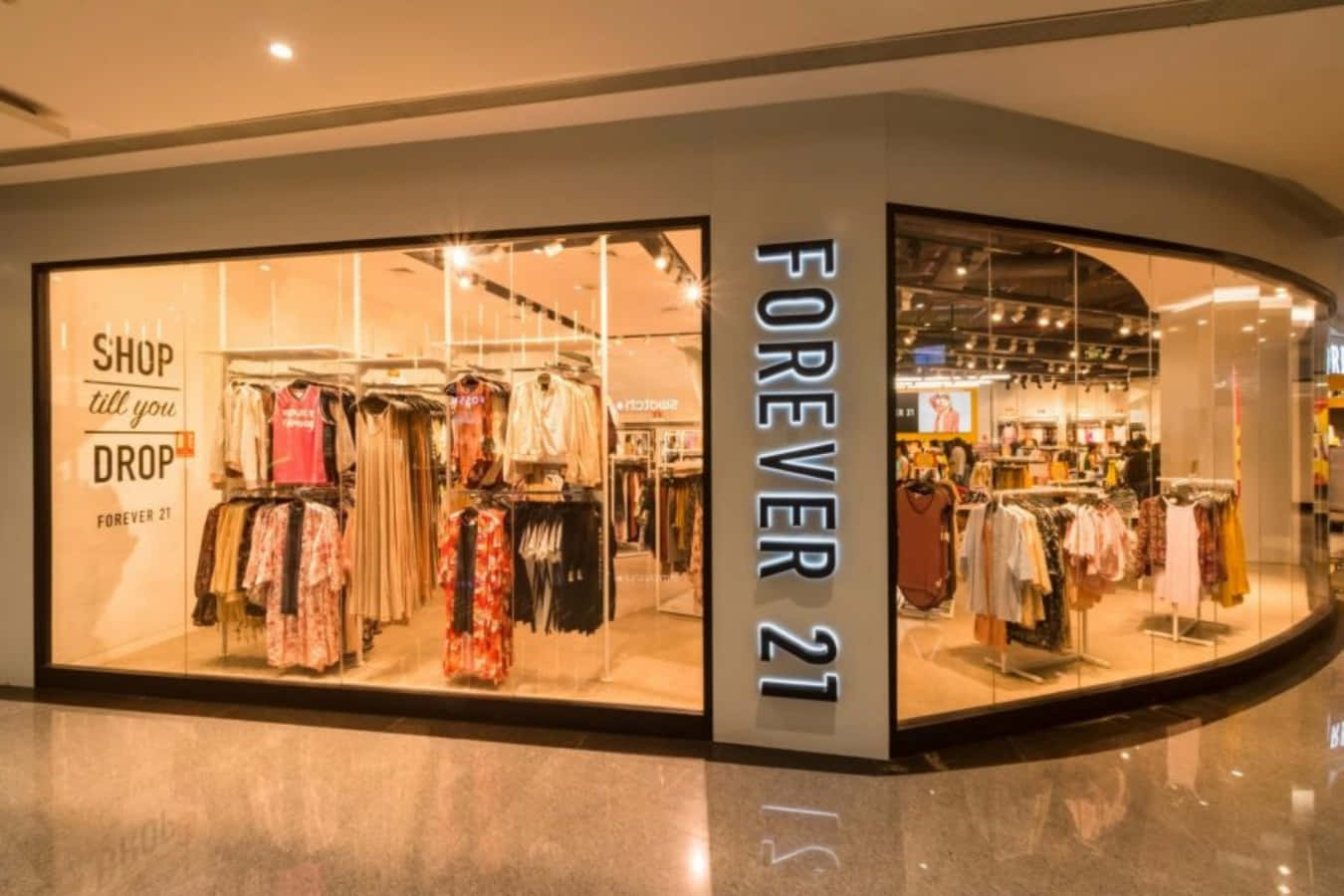 穿出時尚與風格 — Forever 21 壁紙 — 光猛嘅Forever 21舖面，玻璃窗展示色彩繽紛嘅衫架同發光招牌。