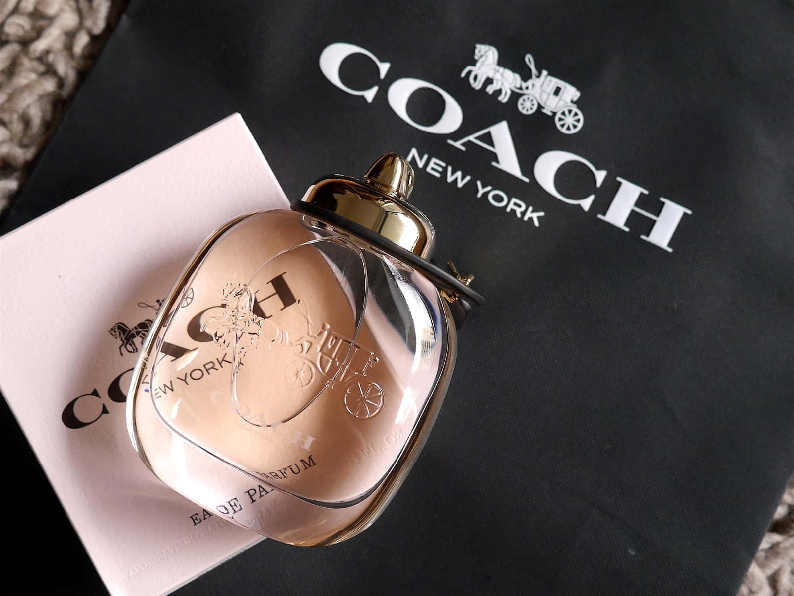 Coach香水瓶連包裝在紋理表面上