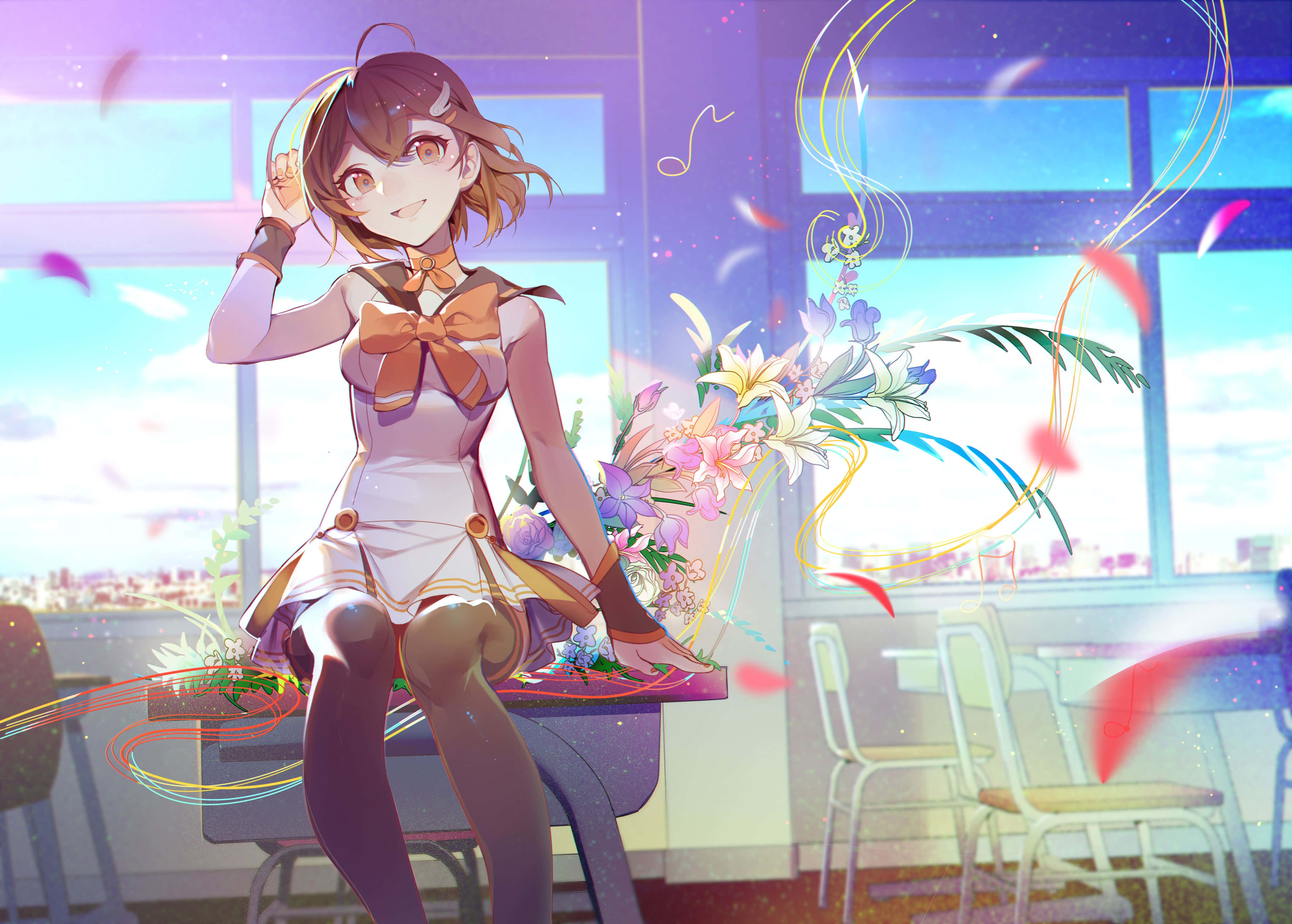 穿制服的動漫少女 壁紙 — 一個穿著水手服的開朗動漫女孩坐在明亮教室的書桌上，周圍環繞著飄浮的花朵和色彩繽紛的絲帶。