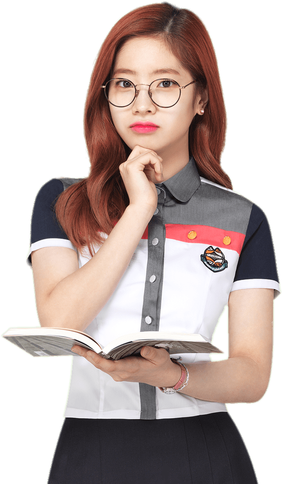 穿制服的認真女性手持書本 壁紙 — 一位紅髮戴眼鏡的年輕女子，手托下巴，拿著一本打開的書。