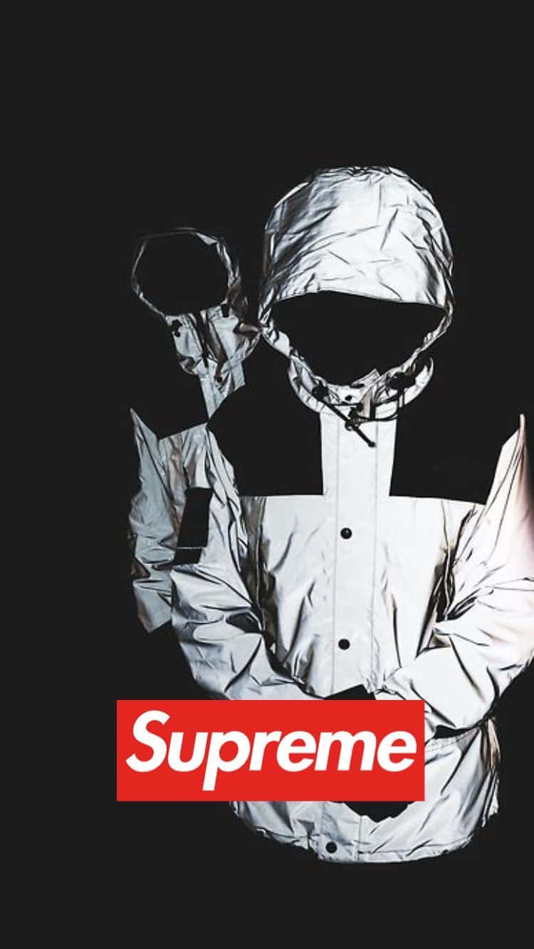 一個人穿著帶有紅色Supreme標誌的銀色反光外套。