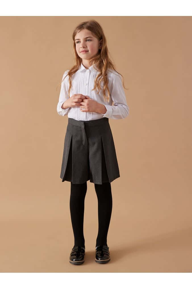 穿著校服的年輕女孩在工作室擺姿勢