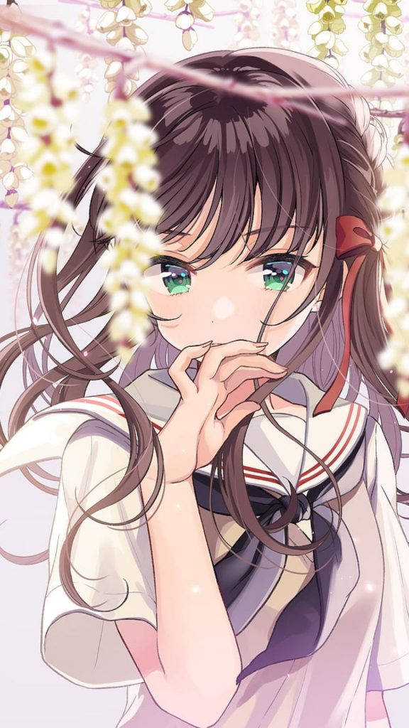 穿校服的手機女孩動漫 壁紙 — 一個可愛的動漫女孩，綠色眼睛和棕色頭髮，穿著校服，在懸掛的白色花朵下溫柔地微笑。