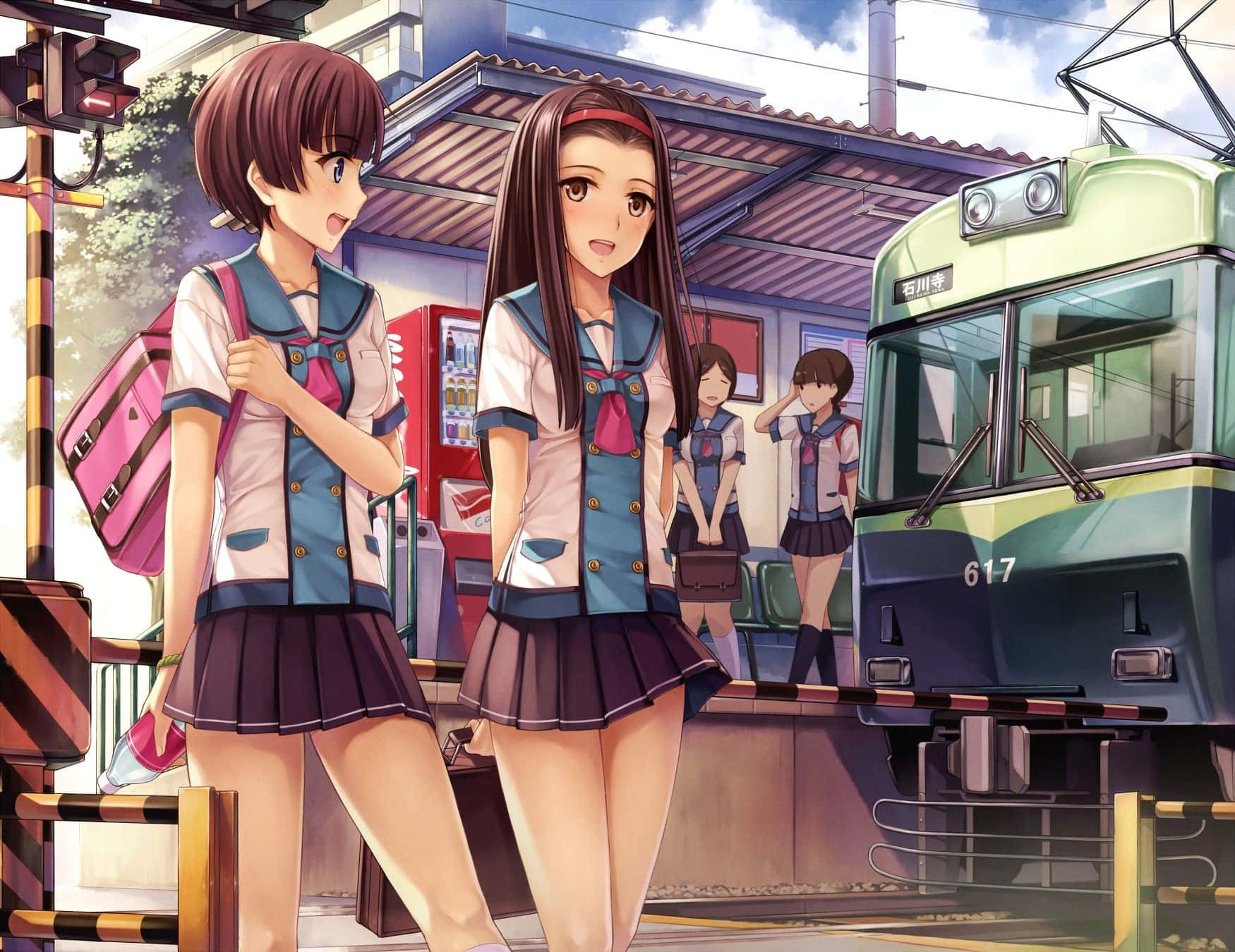穿校服短裙的動漫女學生 壁紙 — 兩個穿著校服的動漫女孩站在火車站月台上，一輛綠色火車在明亮的藍天下到達。