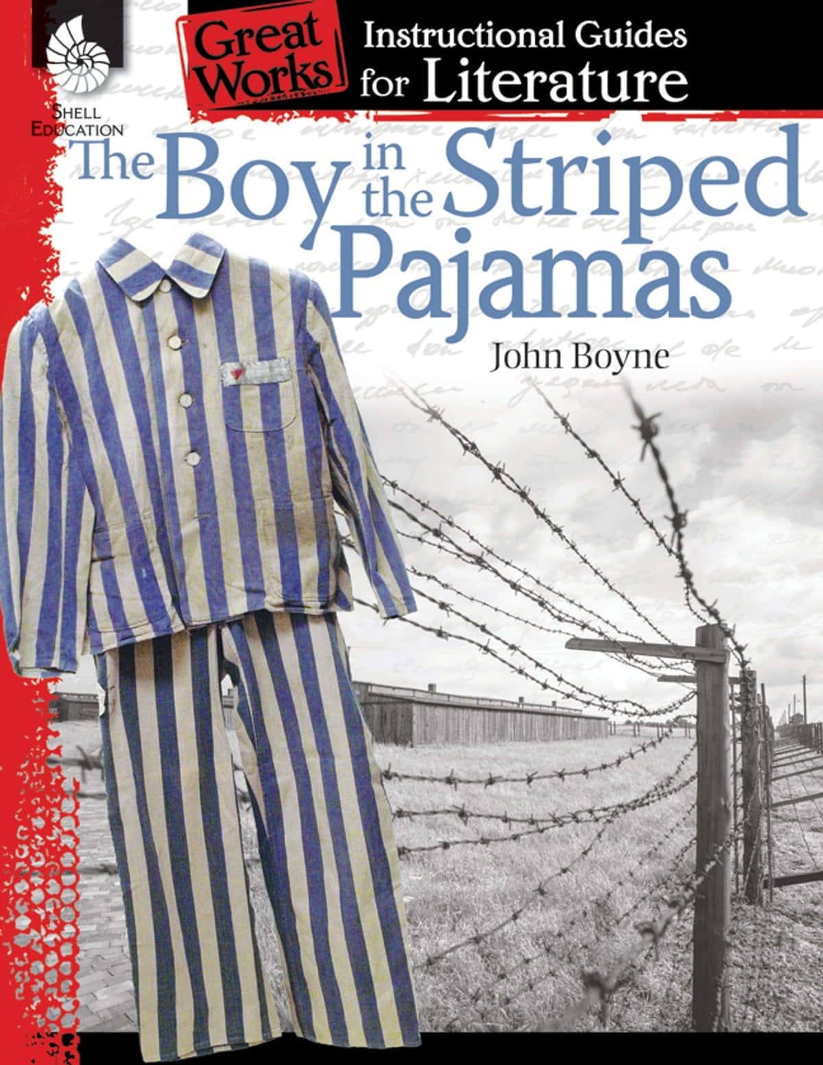 《穿條紋睡衣的男孩》書籍封面 壁紙 — 一件藍白條紋監獄制服掛在荒涼營地環境中陰沉的鐵絲網圍欄上。