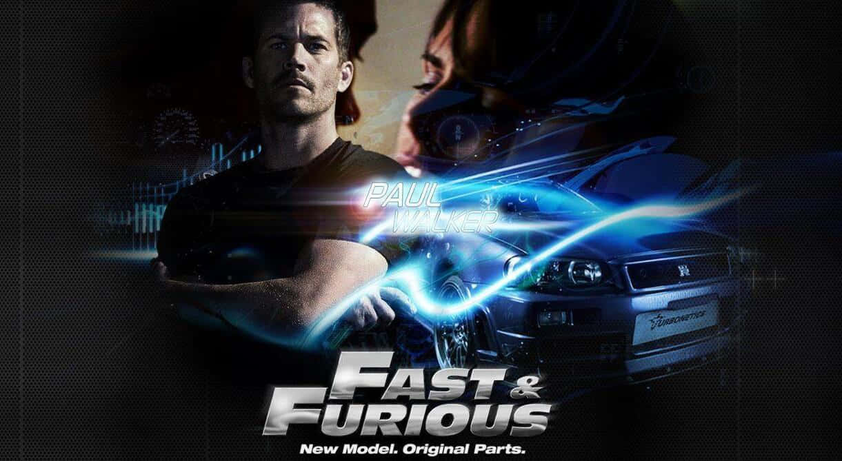 穿梭城市疾馳 壁紙 — 一張戲劇性的電影海報， featuring Paul Walker 和一輛發光的藍色跑車，在黑暗的電影場景中。