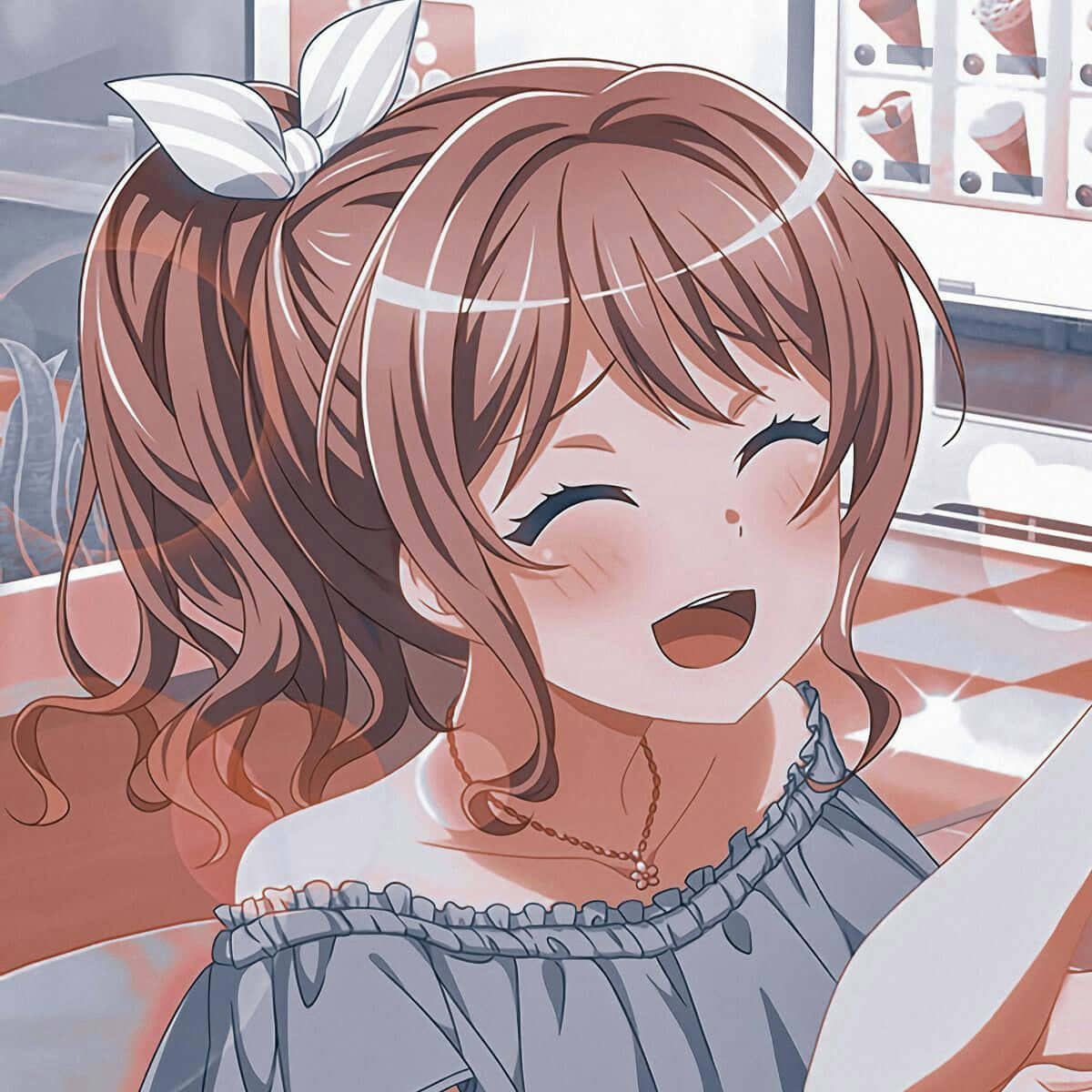 動漫女孩在咖啡館裡笑著，棕色頭髮和白色蝴蝶結。