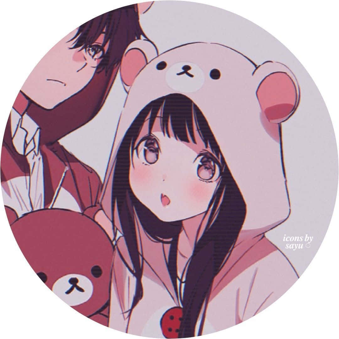 動漫女孩穿著粉紅色小熊連帽衫，身後有男孩和泰迪熊，表情驚訝。