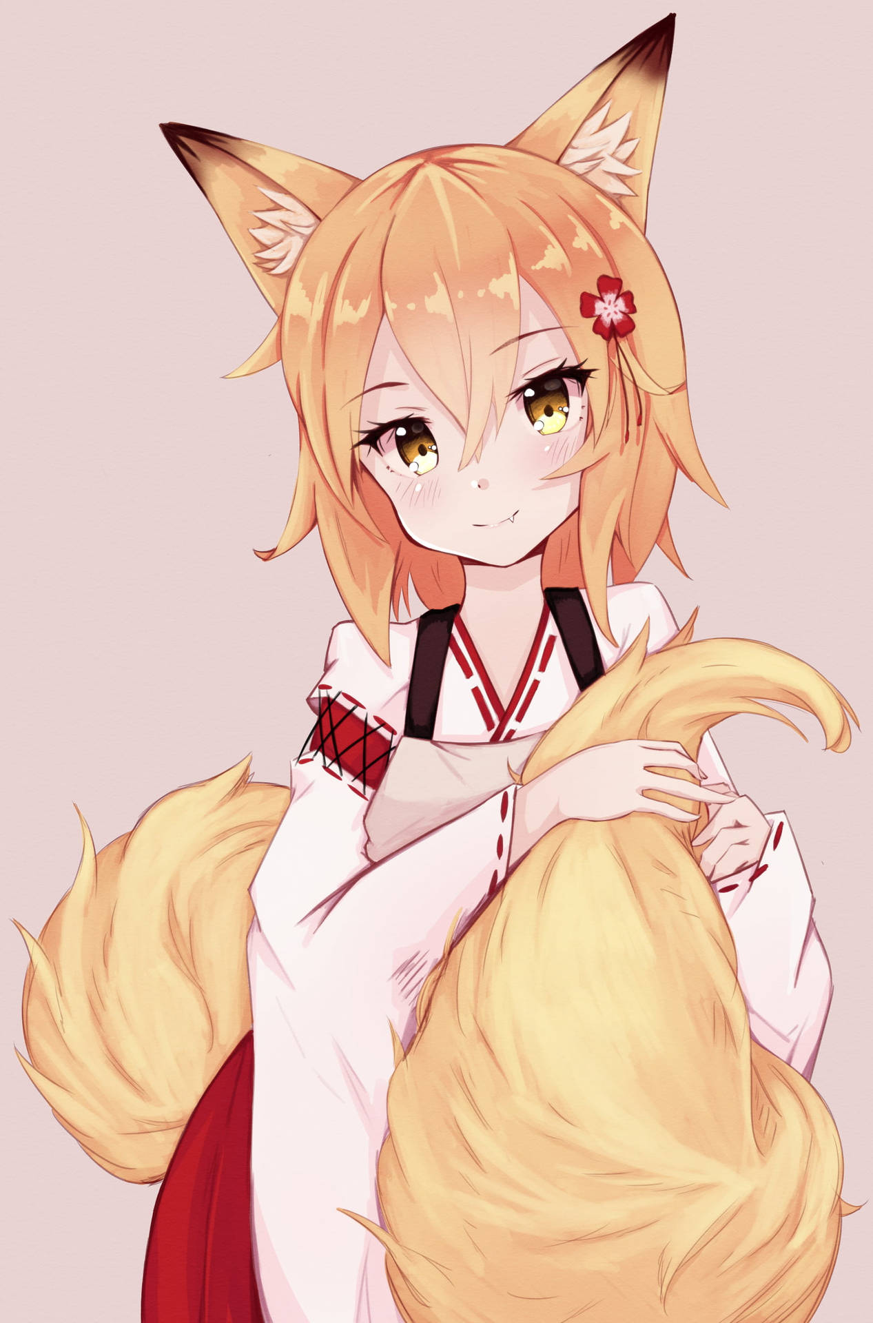 有狐狸耳朵和尾巴的動漫女孩穿著傳統服裝溫柔地微笑。