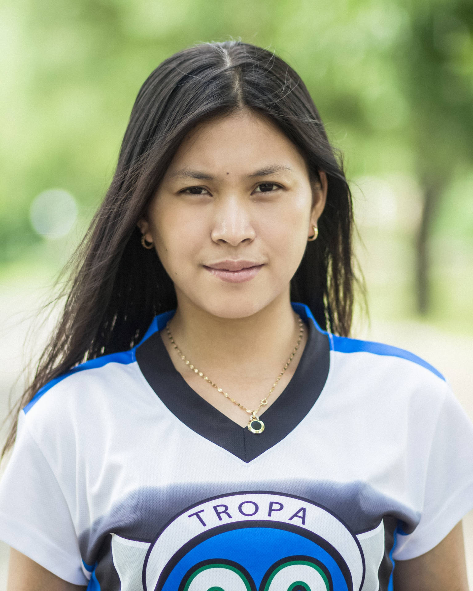 穿著運動球衣的年輕女性在公園戶外微笑